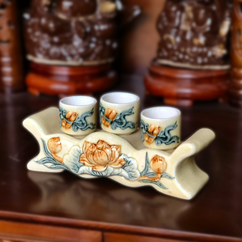 Kỷ 3 ngai đựng chén đắp nổi men sứ Trắng Tràm
