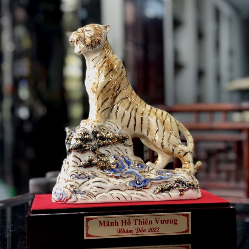 Tượng gốm sứ phong thủy Hoàng Hổ thiên vương vẽ vàng