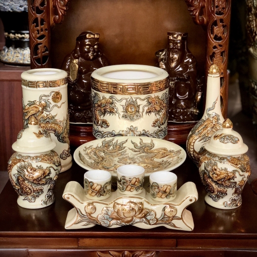 Đồ thờ cúng bằng gốm sứ ban thần tài